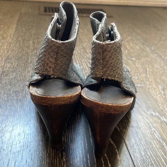 Heels - Picture 5 of 7